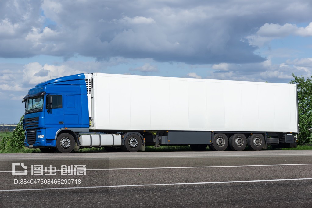 公路上的白色卡車 集裝箱道路運輸的現代脈動